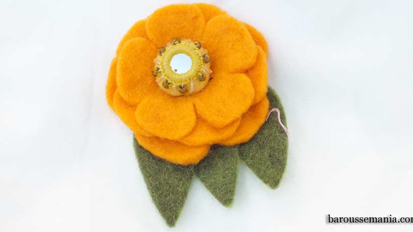 Broche en laine feutré orange